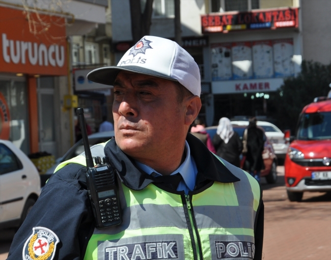 10 yıldır aynı kavşakta trafik akışını sağlıyor